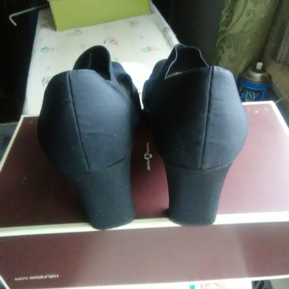 Shoe - Picture 2 of 3